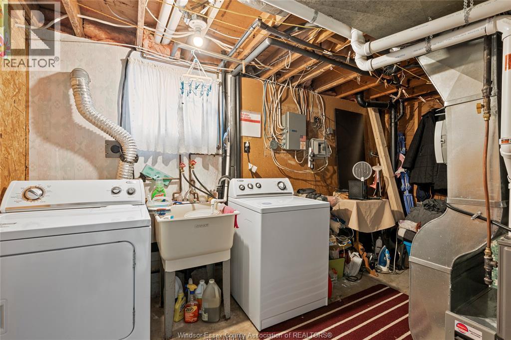 9606 Avery Lane, Windsor, ON - Indoor Photo Showing Laundry Room