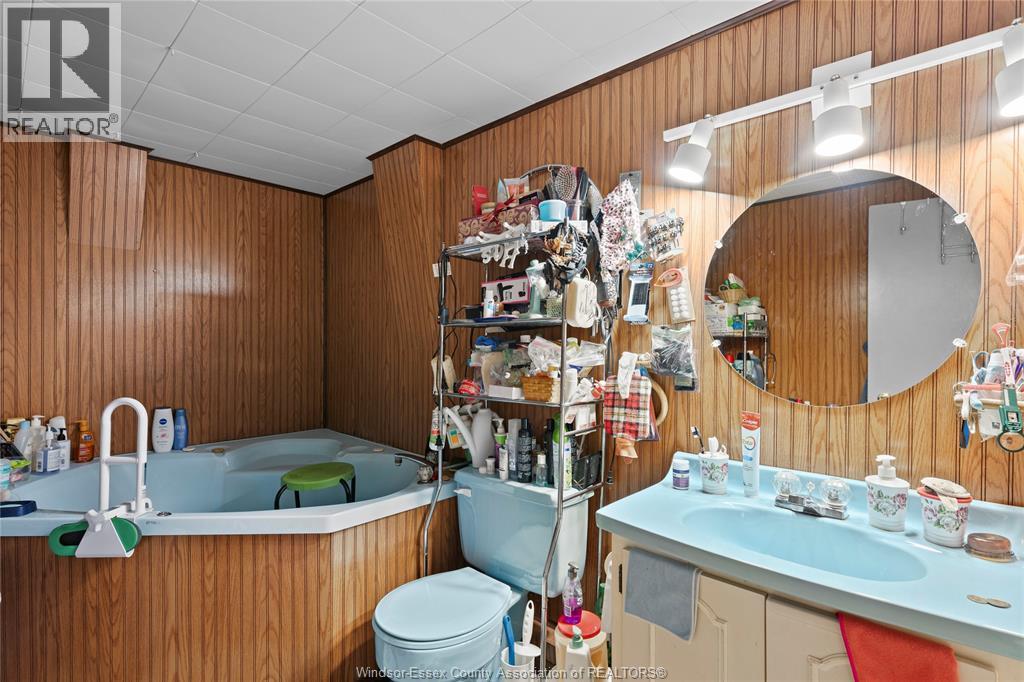 9606 Avery Lane, Windsor, ON - Indoor Photo Showing Bathroom