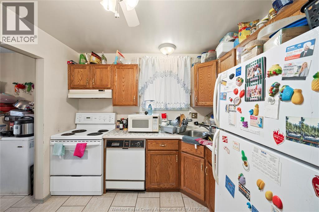 9606 Avery Lane, Windsor, ON - Indoor Photo Showing Kitchen With Double Sink