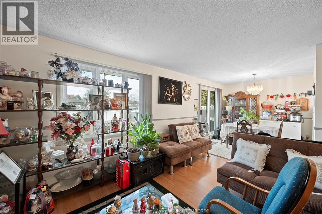 9606 Avery Lane, Windsor, ON - Indoor Photo Showing Living Room