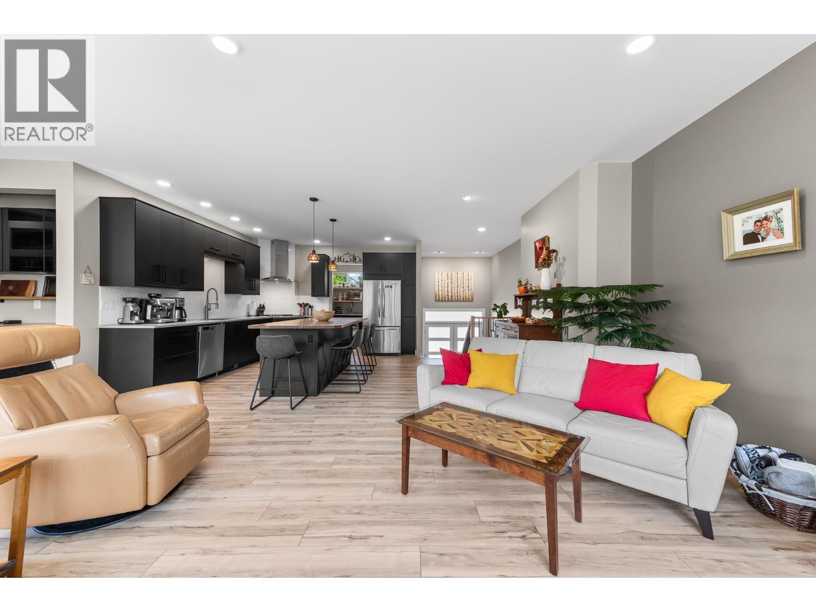 617 2Nd Avenue, Keremeos, BC - Indoor Photo Showing Living Room