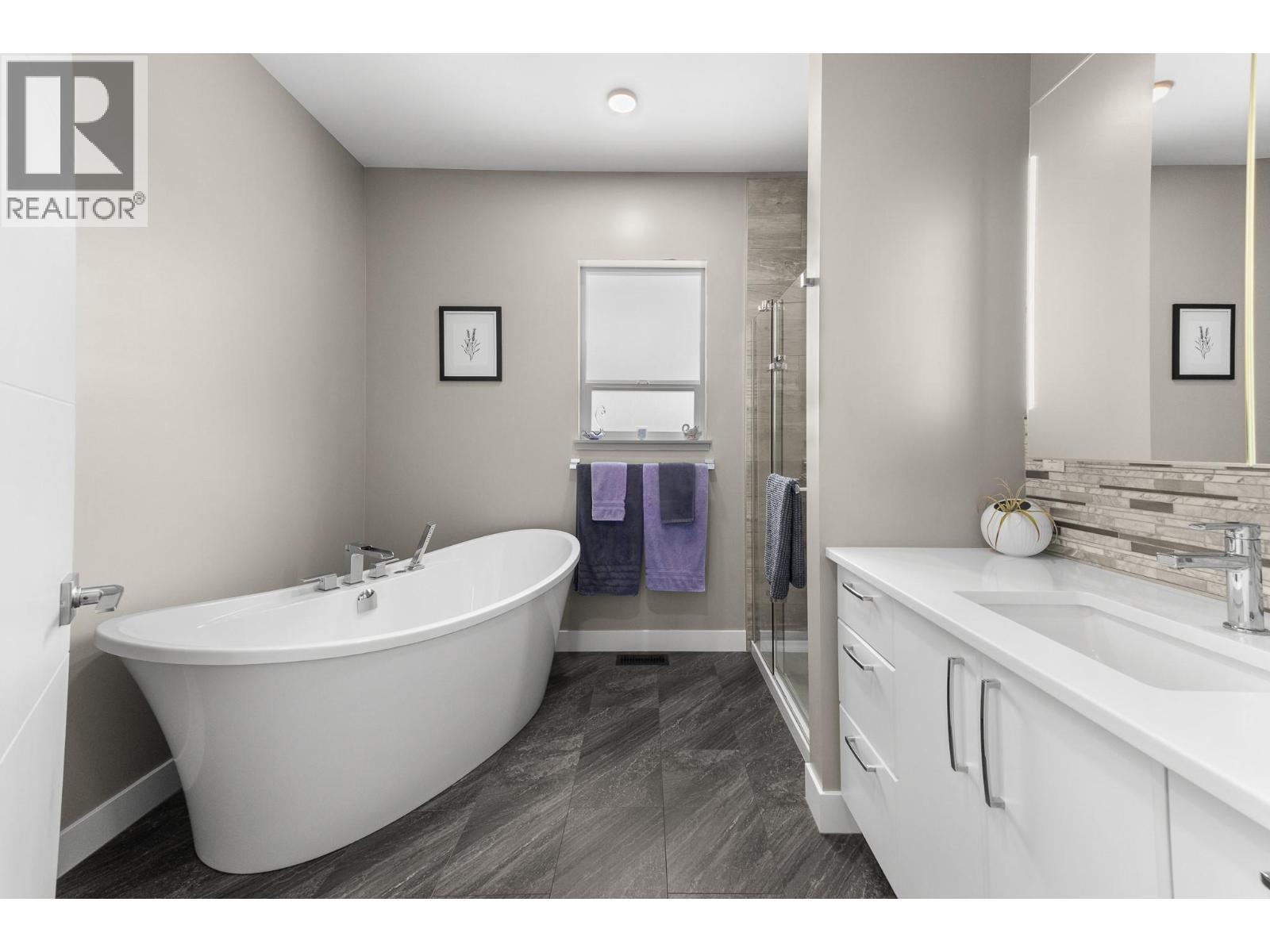 617 2Nd Avenue, Keremeos, BC - Indoor Photo Showing Bathroom