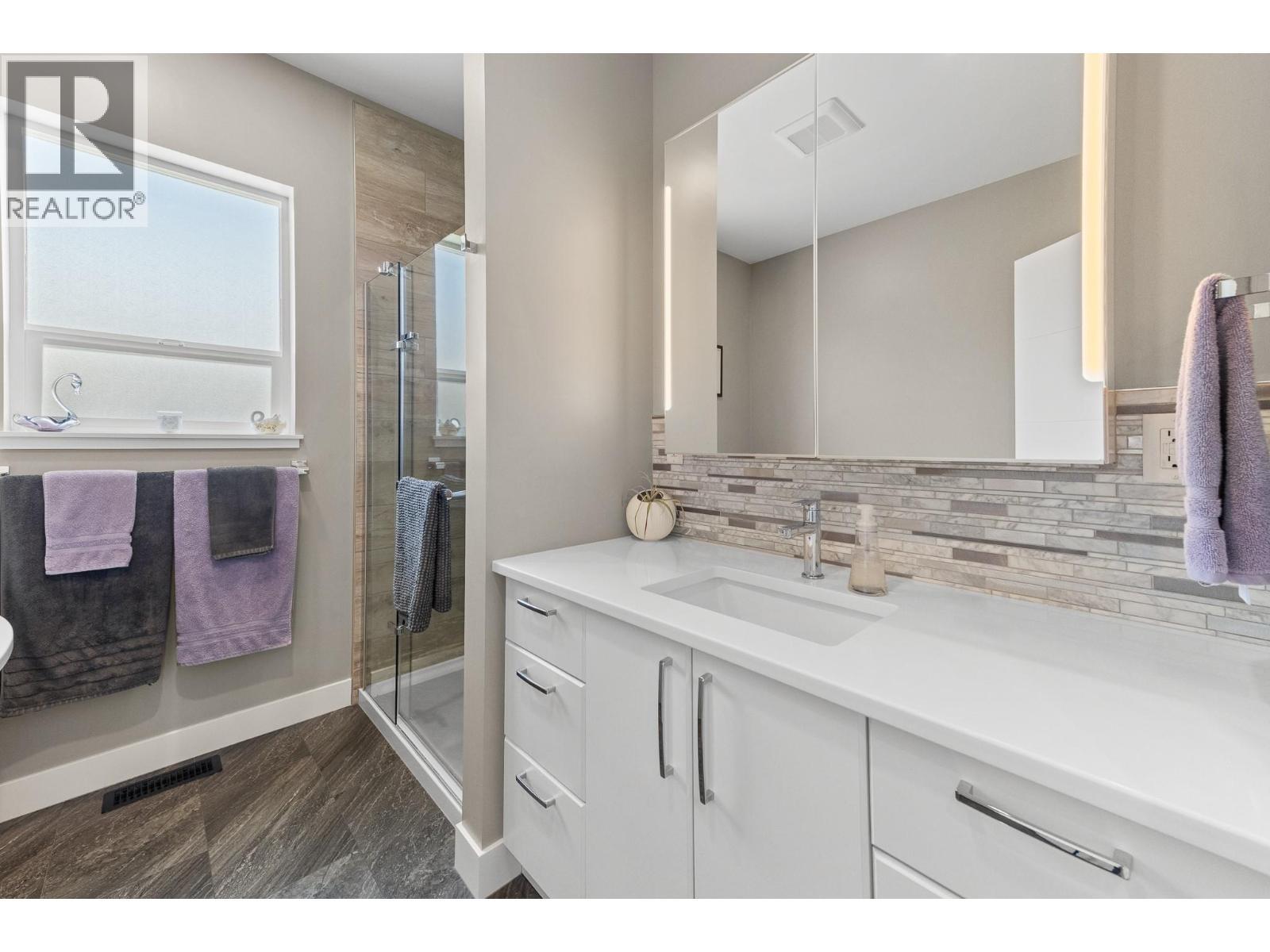 617 2Nd Avenue, Keremeos, BC - Indoor Photo Showing Bathroom