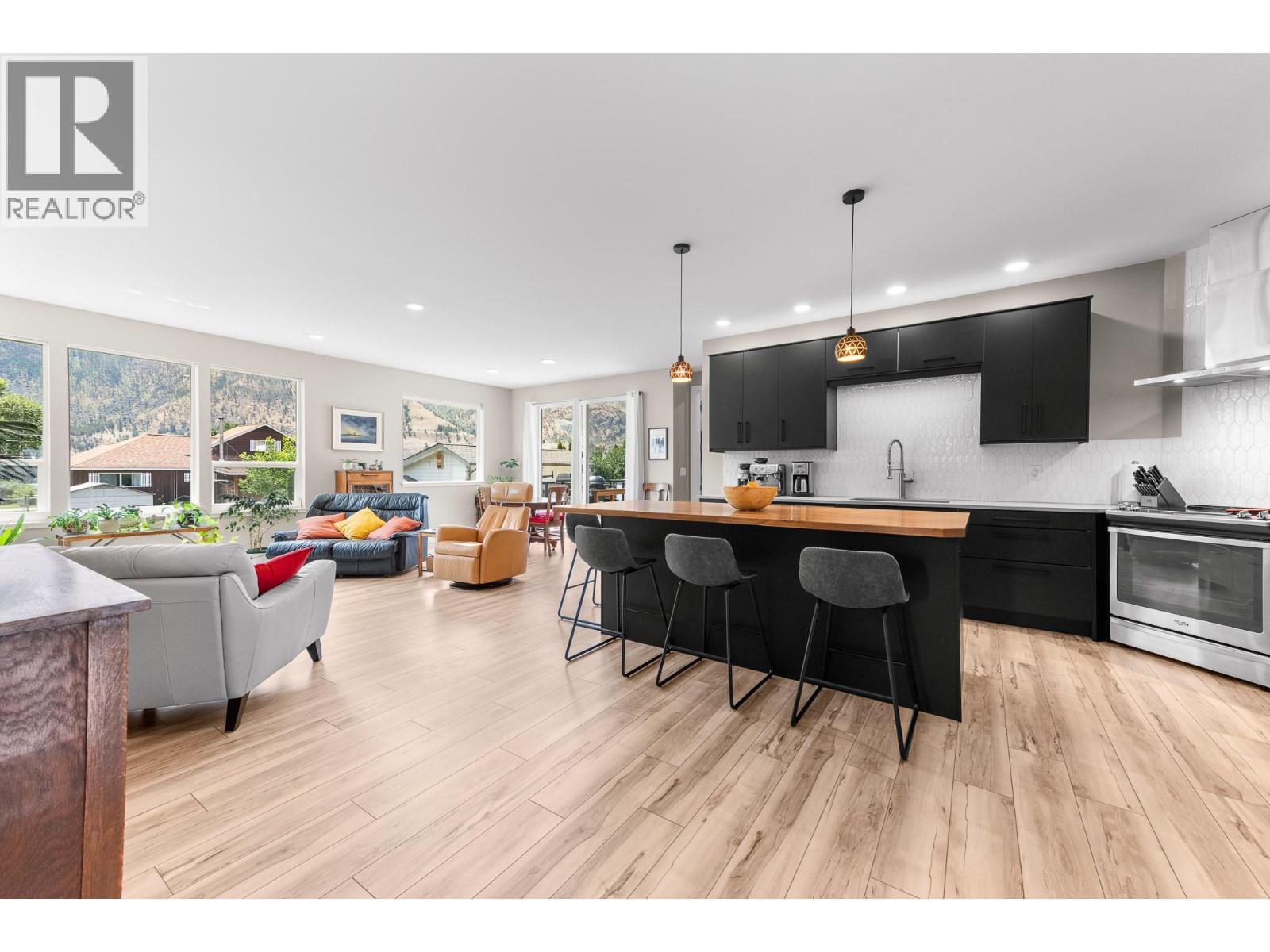 617 2Nd Avenue, Keremeos, BC - Indoor Photo Showing Kitchen With Upgraded Kitchen