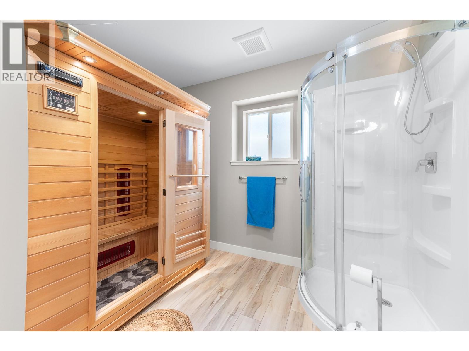 617 2Nd Avenue, Keremeos, BC - Indoor Photo Showing Bathroom
