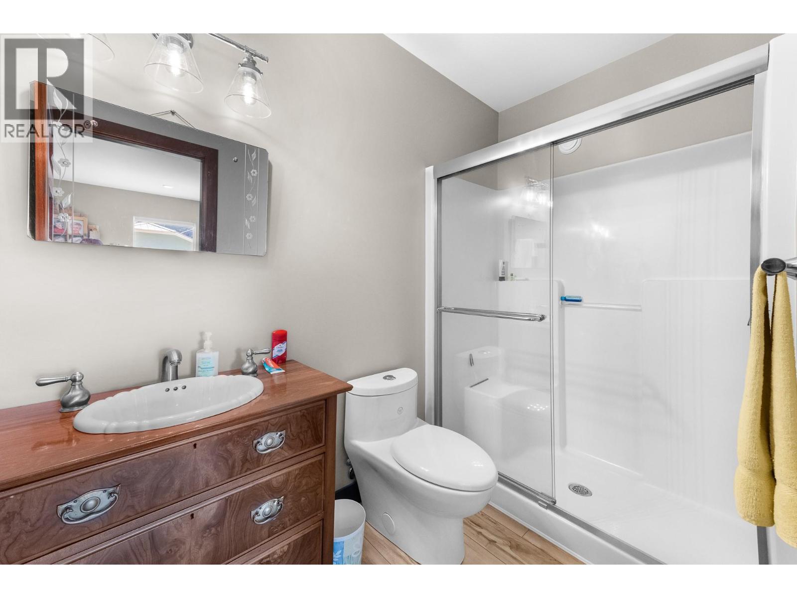 617 2Nd Avenue, Keremeos, BC - Indoor Photo Showing Bathroom