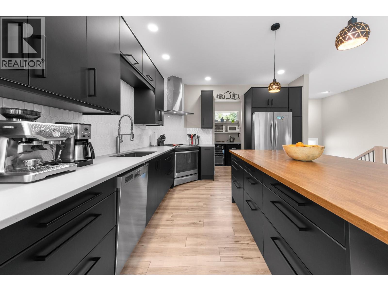 617 2Nd Avenue, Keremeos, BC - Indoor Photo Showing Kitchen With Upgraded Kitchen