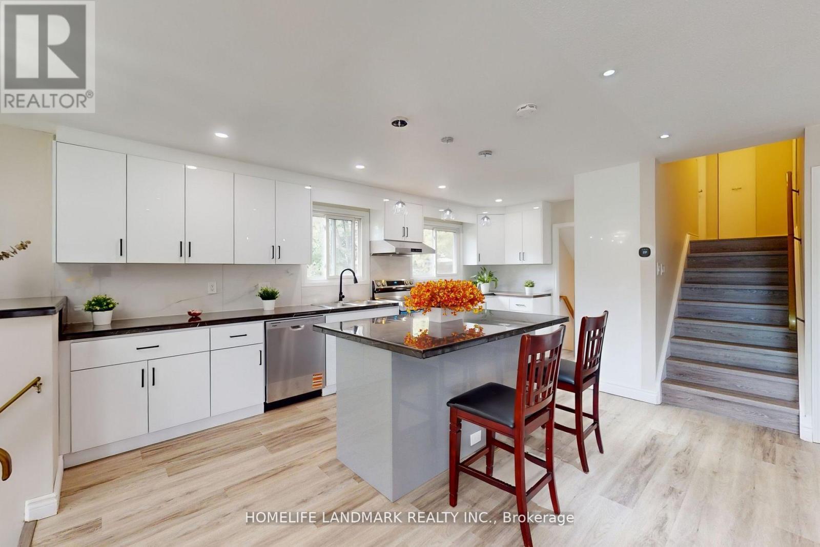 2203 Council Ring Road, Mississauga, ON - Indoor Photo Showing Kitchen With Upgraded Kitchen