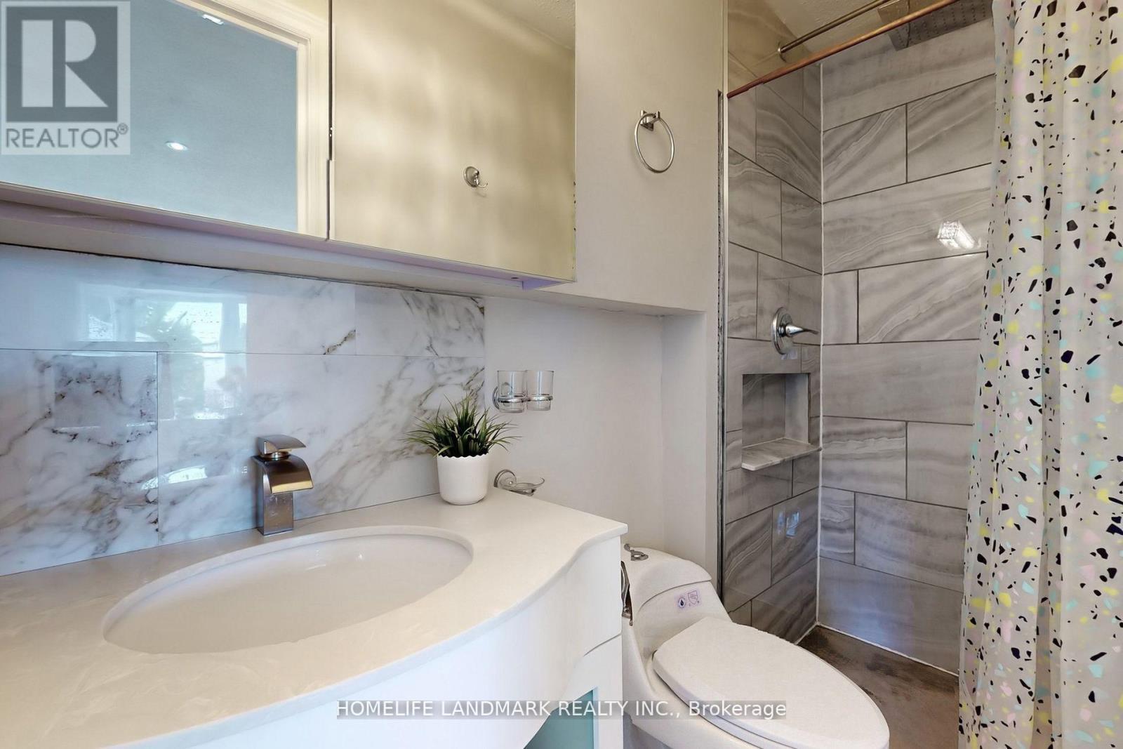 2203 Council Ring Road, Mississauga, ON - Indoor Photo Showing Bathroom