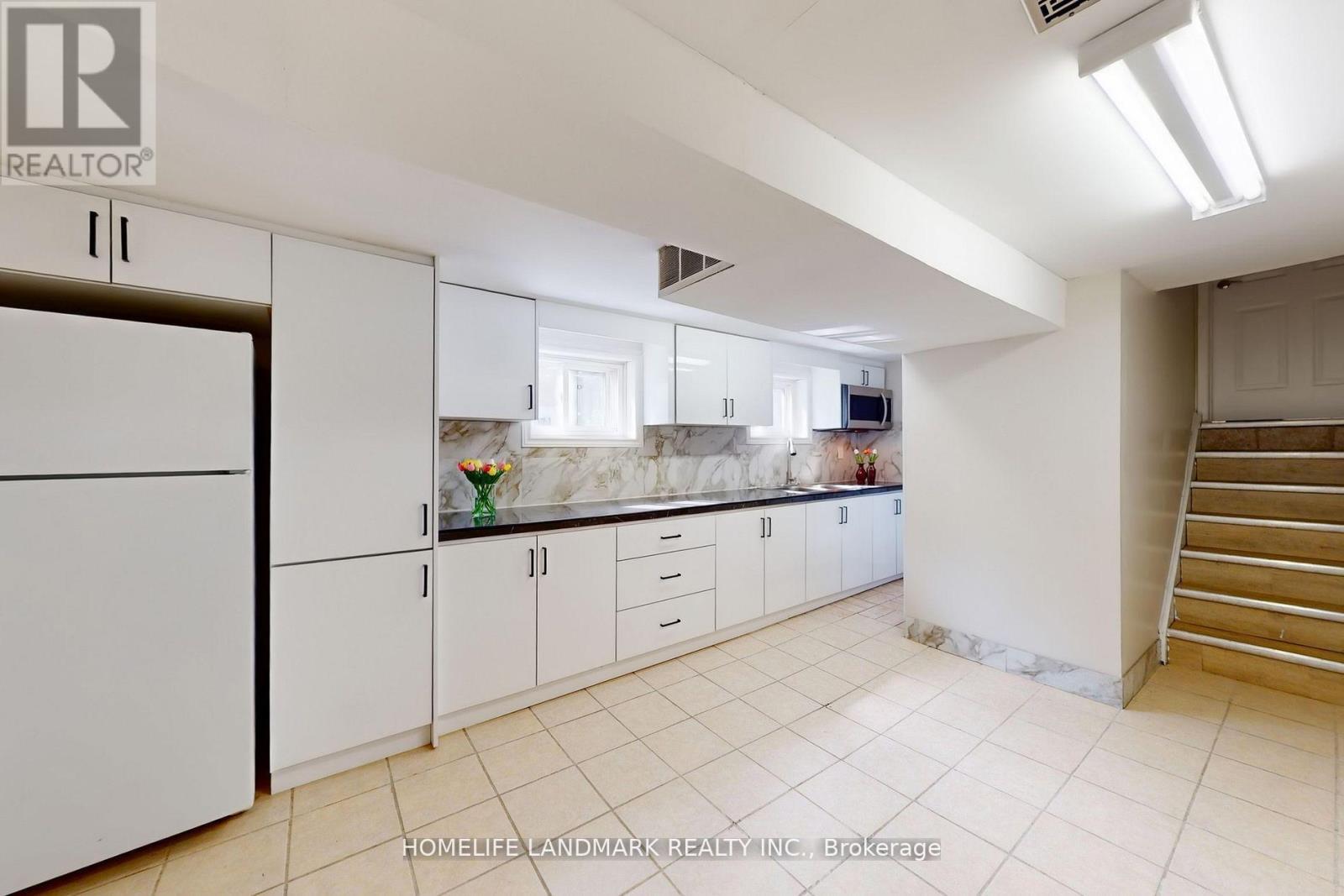 2203 Council Ring Road, Mississauga, ON - Indoor Photo Showing Kitchen