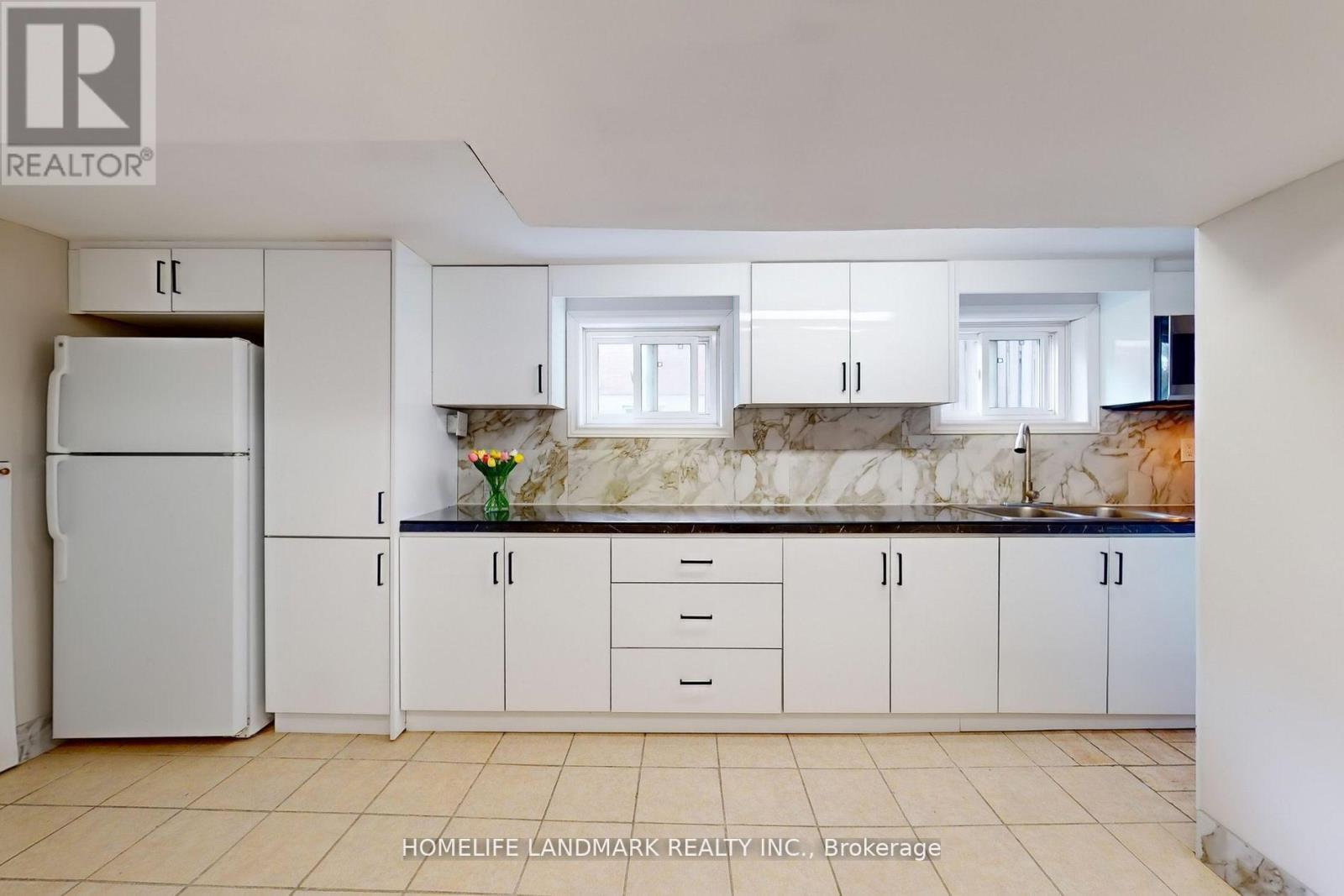 2203 Council Ring Road, Mississauga, ON - Indoor Photo Showing Kitchen