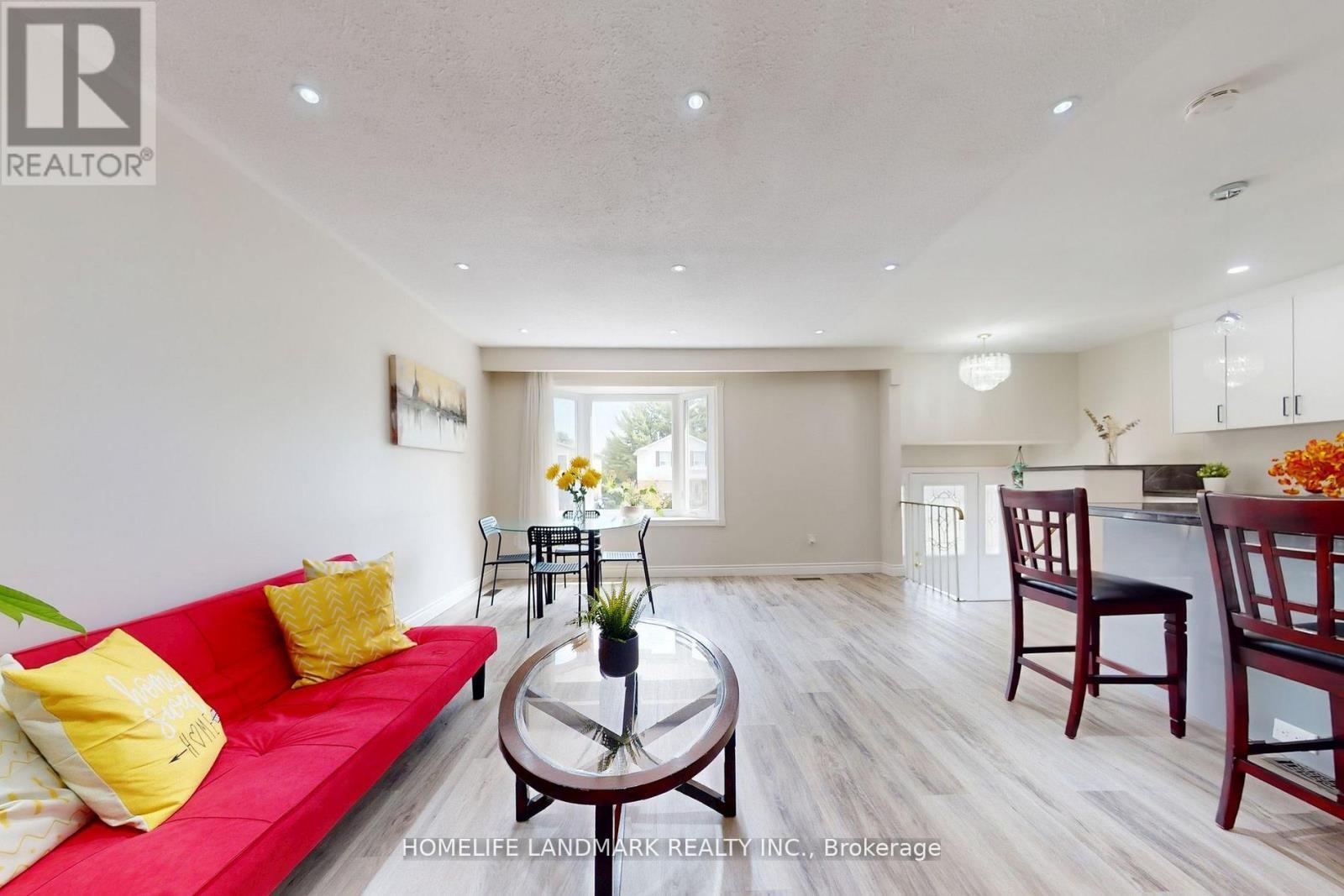 2203 Council Ring Road, Mississauga, ON - Indoor Photo Showing Living Room