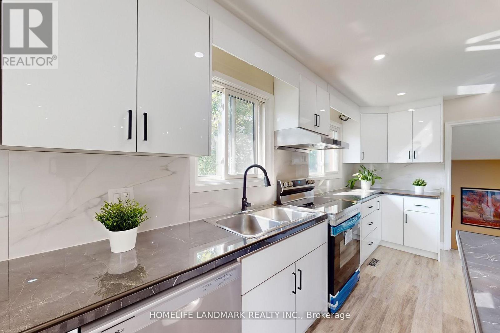 2203 Council Ring Road, Mississauga, ON - Indoor Photo Showing Kitchen With Double Sink With Upgraded Kitchen