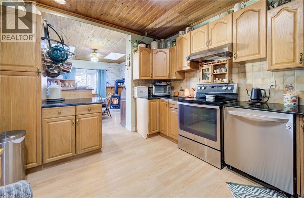 12 Leinster Avenue S, Hamilton, ON - Indoor Photo Showing Kitchen