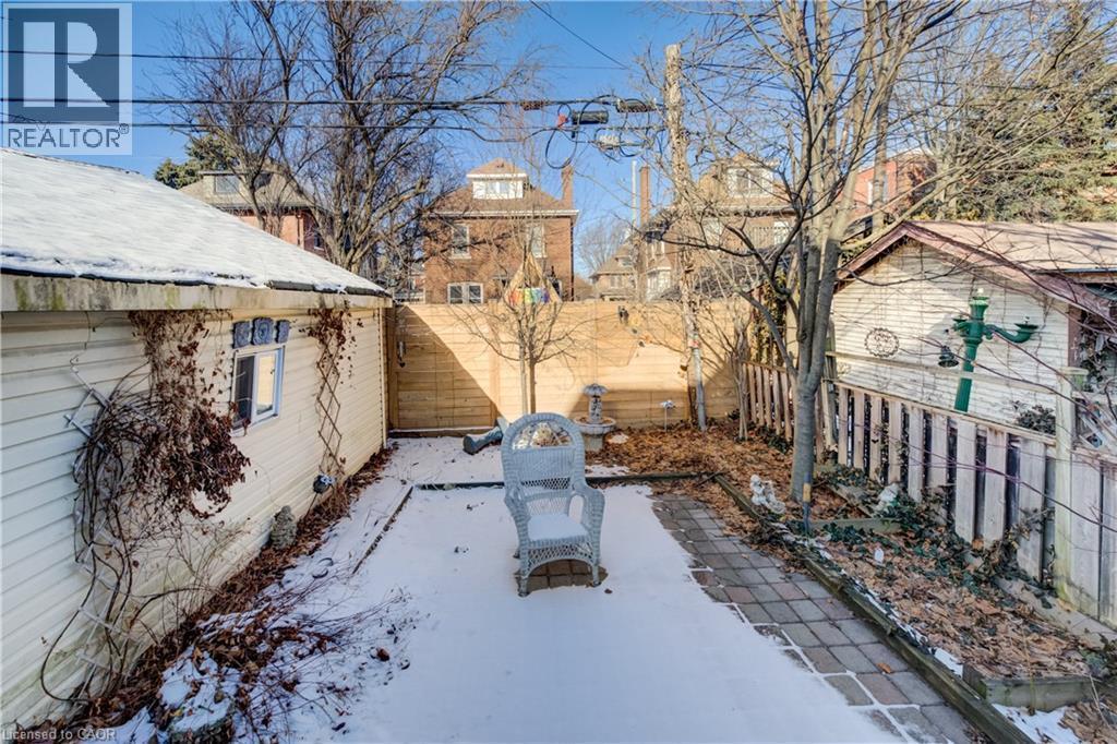 pario in fenced yard - 12 Leinster Avenue S, Hamilton, ON - Outdoor