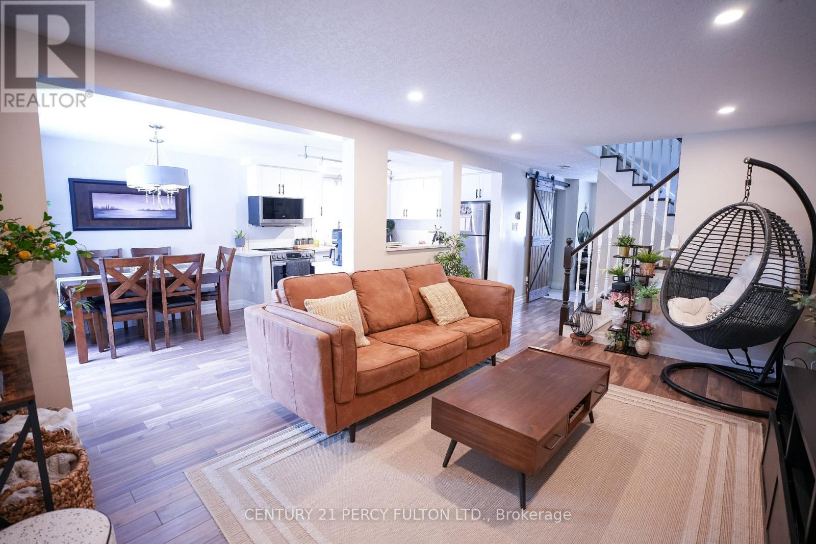 333 Rosette Drive, Waterloo, ON - Indoor Photo Showing Living Room