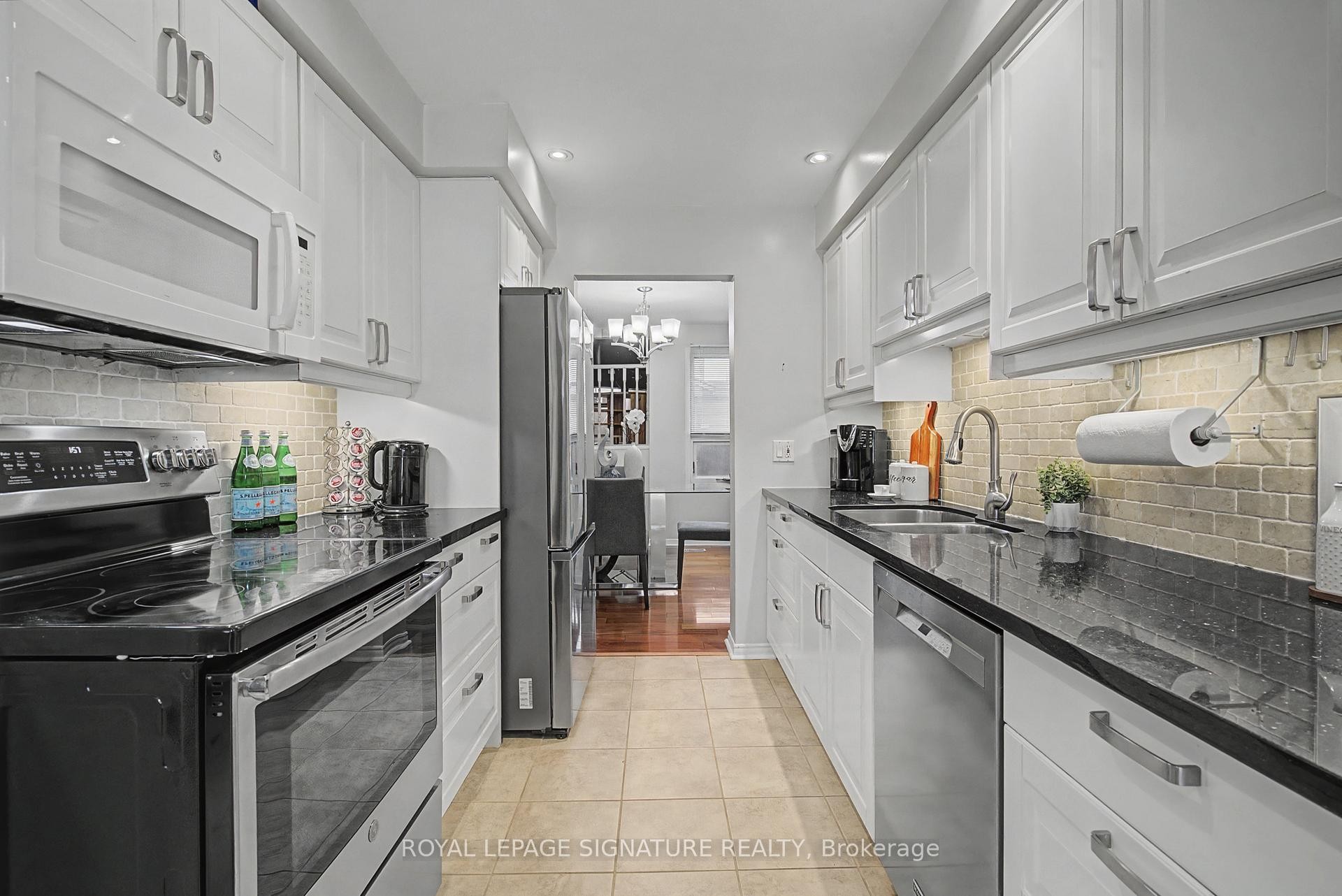 4317 Sugarbush Road, Mississauga, ON - Indoor Photo Showing Kitchen With Stainless Steel Kitchen With Double Sink With Upgraded Kitchen