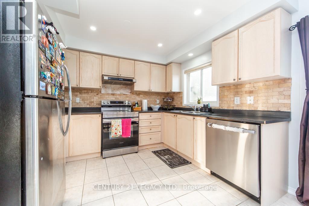 28 Oakins Lane, Ajax, ON - Indoor Photo Showing Kitchen With Double Sink