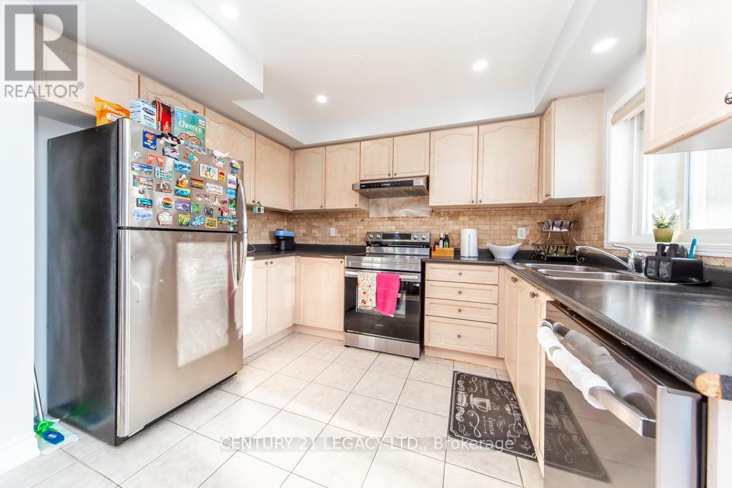 28 Oakins Lane, Ajax, ON - Indoor Photo Showing Kitchen With Double Sink