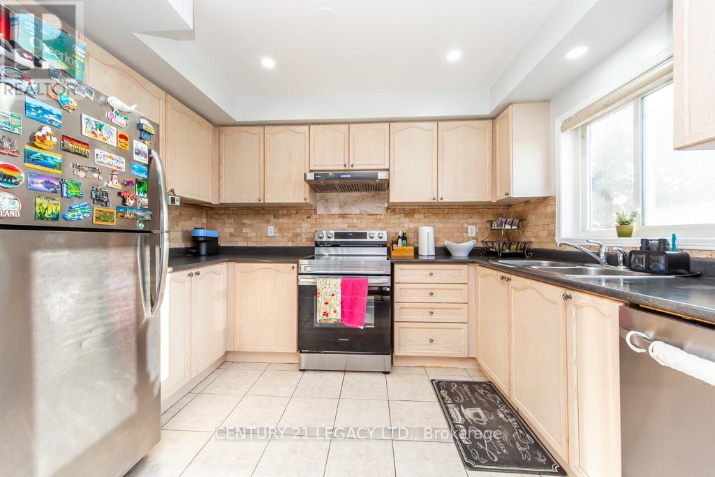 28 Oakins Lane, Ajax, ON - Indoor Photo Showing Kitchen With Double Sink