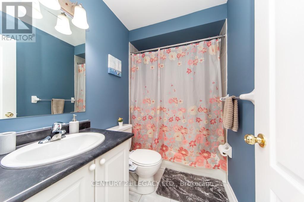 28 Oakins Lane, Ajax, ON - Indoor Photo Showing Bathroom