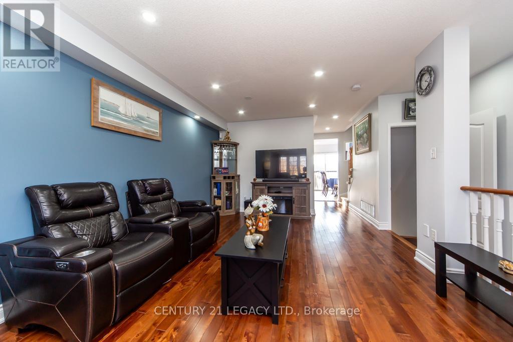 28 Oakins Lane, Ajax, ON - Indoor Photo Showing Living Room