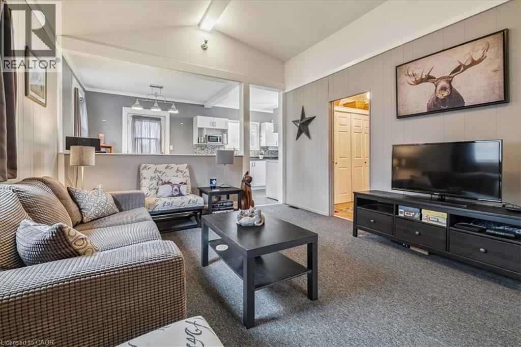 7 North Park Avenue, Hamilton, ON - Indoor Photo Showing Living Room
