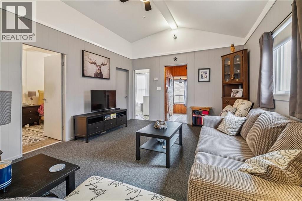 7 North Park Avenue, Hamilton, ON - Indoor Photo Showing Living Room