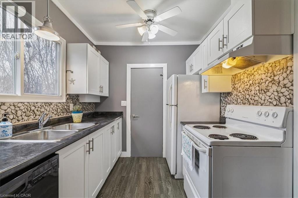 7 North Park Avenue, Hamilton, ON - Indoor Photo Showing Kitchen With Double Sink