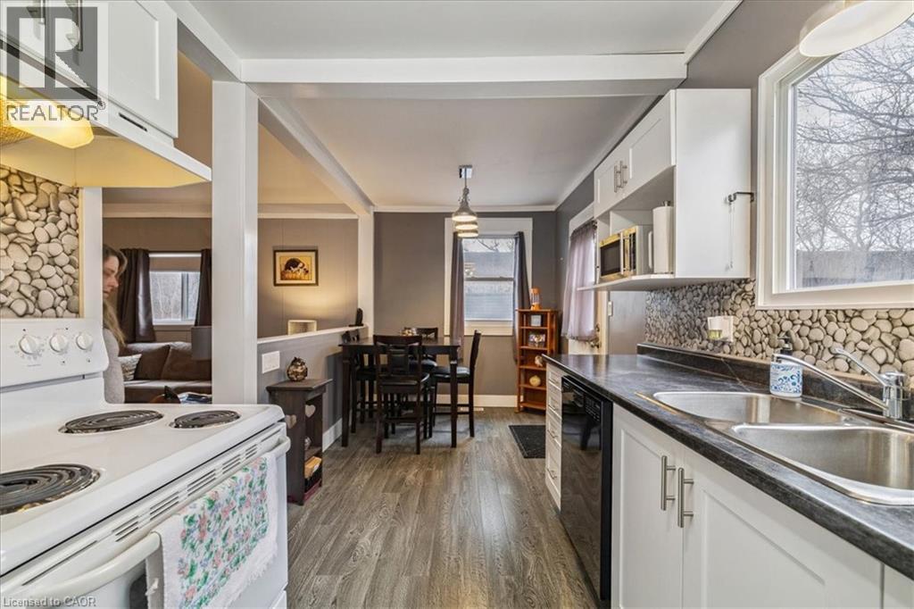 7 North Park Avenue, Hamilton, ON - Indoor Photo Showing Kitchen With Double Sink