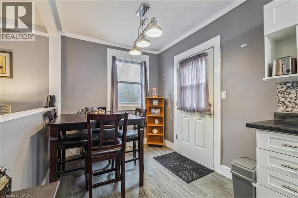 7 North Park Avenue, Hamilton, ON - Indoor Photo Showing Dining Room