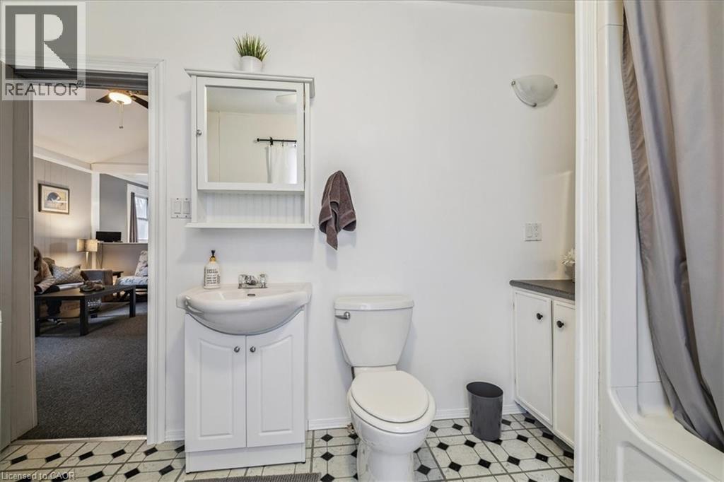 7 North Park Avenue, Hamilton, ON - Indoor Photo Showing Bathroom