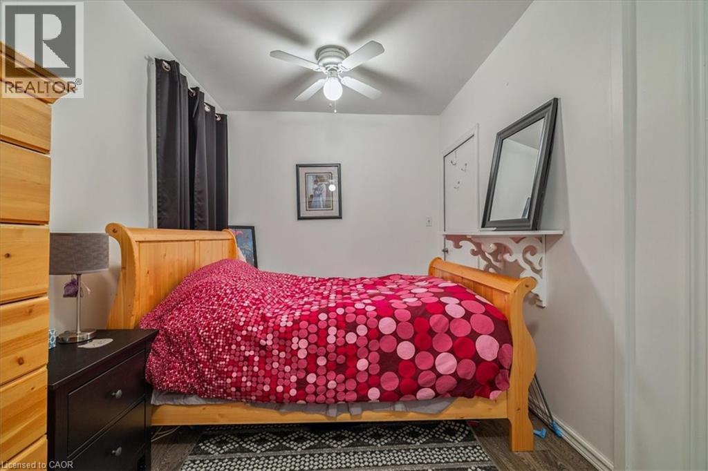 7 North Park Avenue, Hamilton, ON - Indoor Photo Showing Bedroom