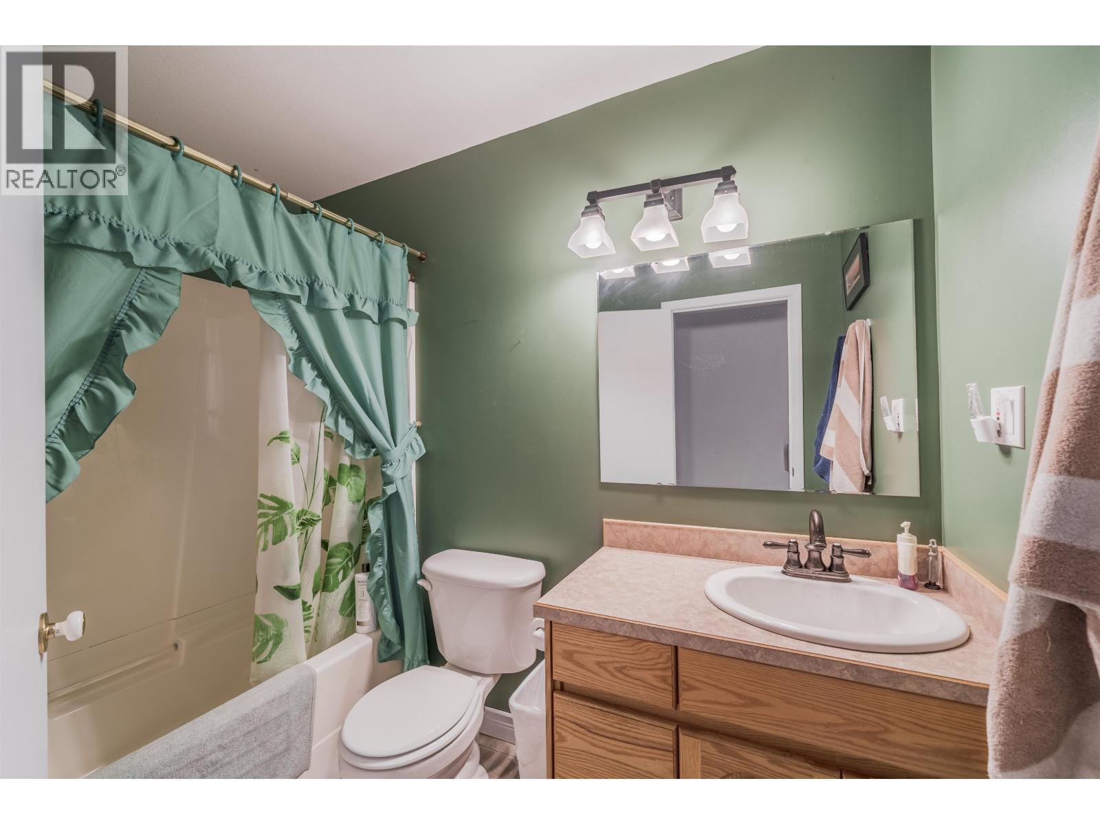 6410 Fox Crescent, Green Lake, BC - Indoor Photo Showing Bathroom