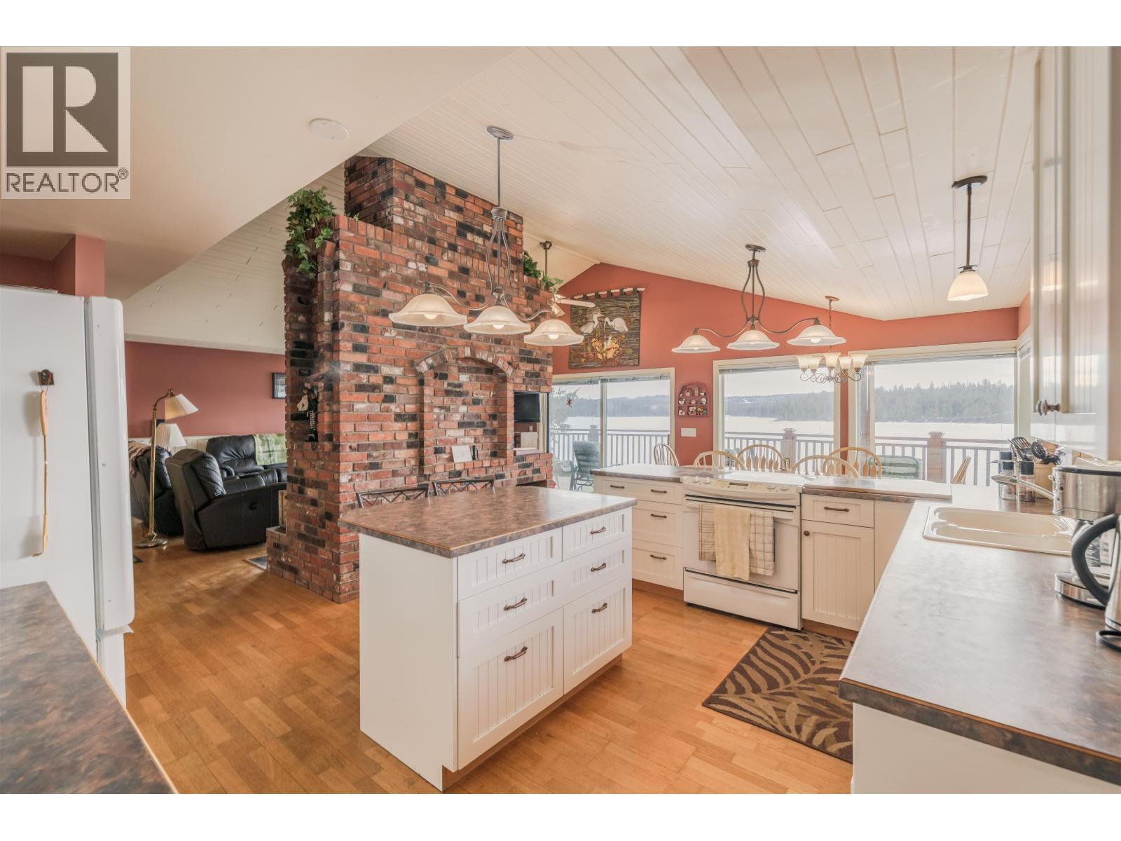 6410 Fox Crescent, Green Lake, BC - Indoor Photo Showing Kitchen