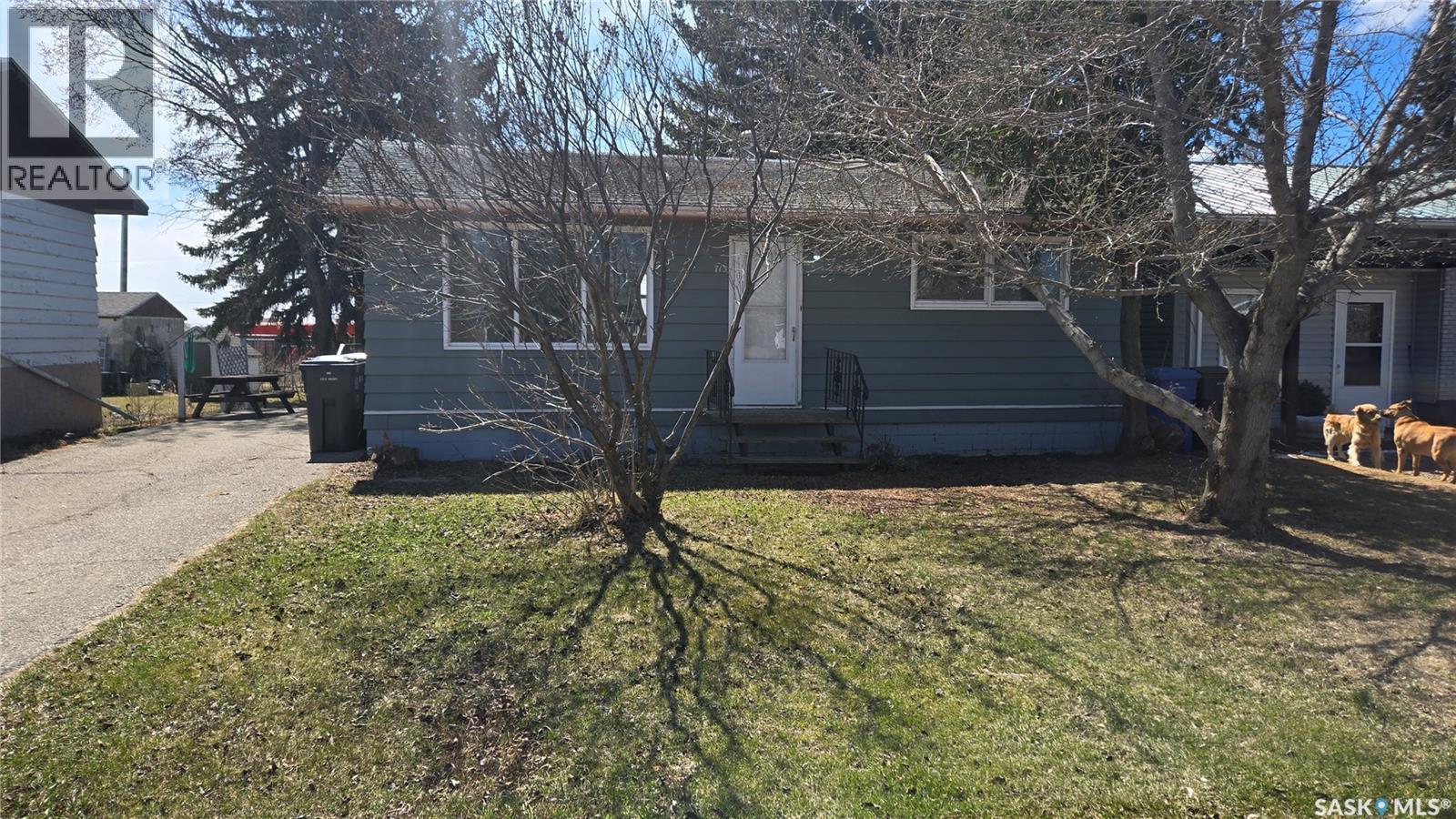 713 Prospect Avenue, Oxbow, SK - Outdoor