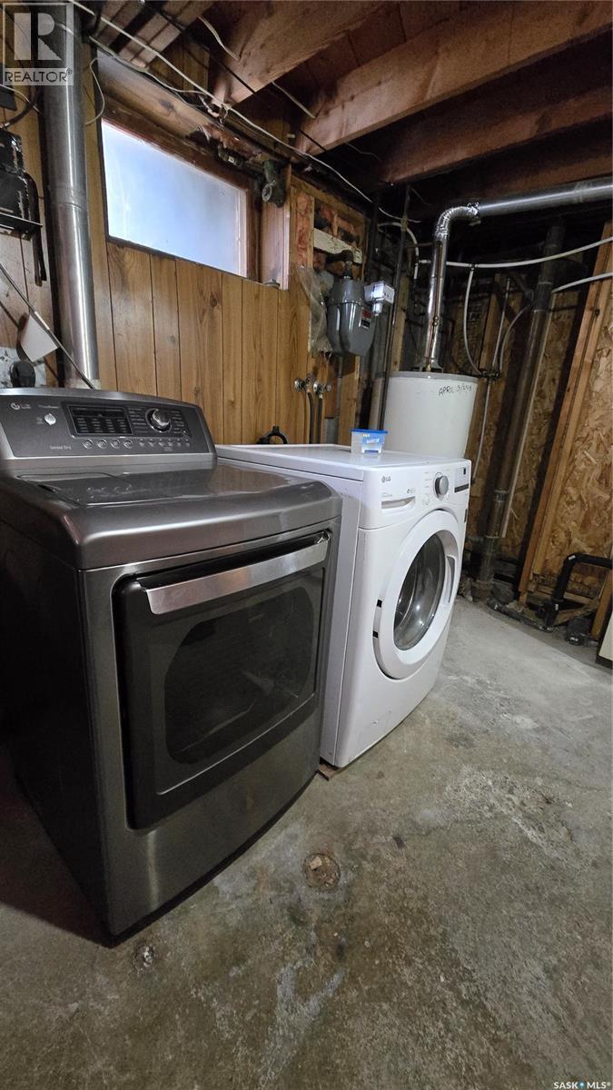 713 Prospect Avenue, Oxbow, SK - Indoor Photo Showing Laundry Room