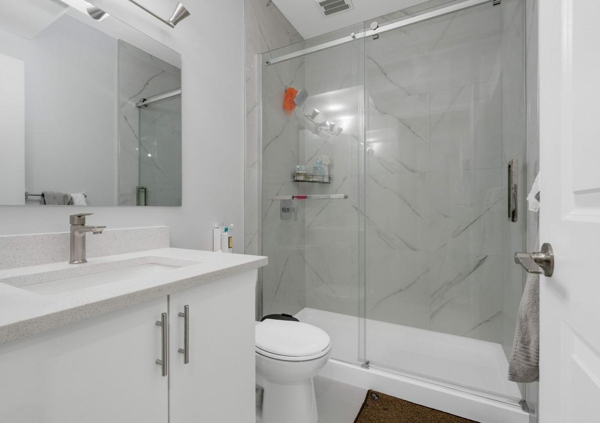 10104 122 Ave Nw, Edmonton, AB - Indoor Photo Showing Bathroom