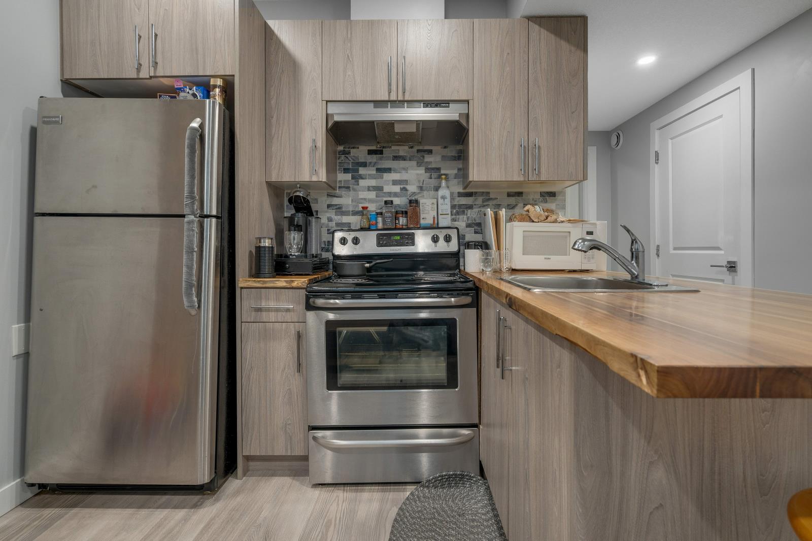 10104 122 Ave Nw, Edmonton, AB - Indoor Photo Showing Kitchen