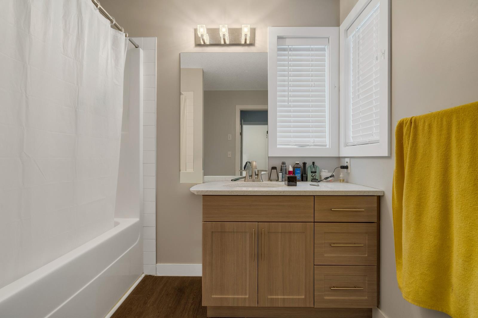 10104 122 Ave Nw, Edmonton, AB - Indoor Photo Showing Bathroom