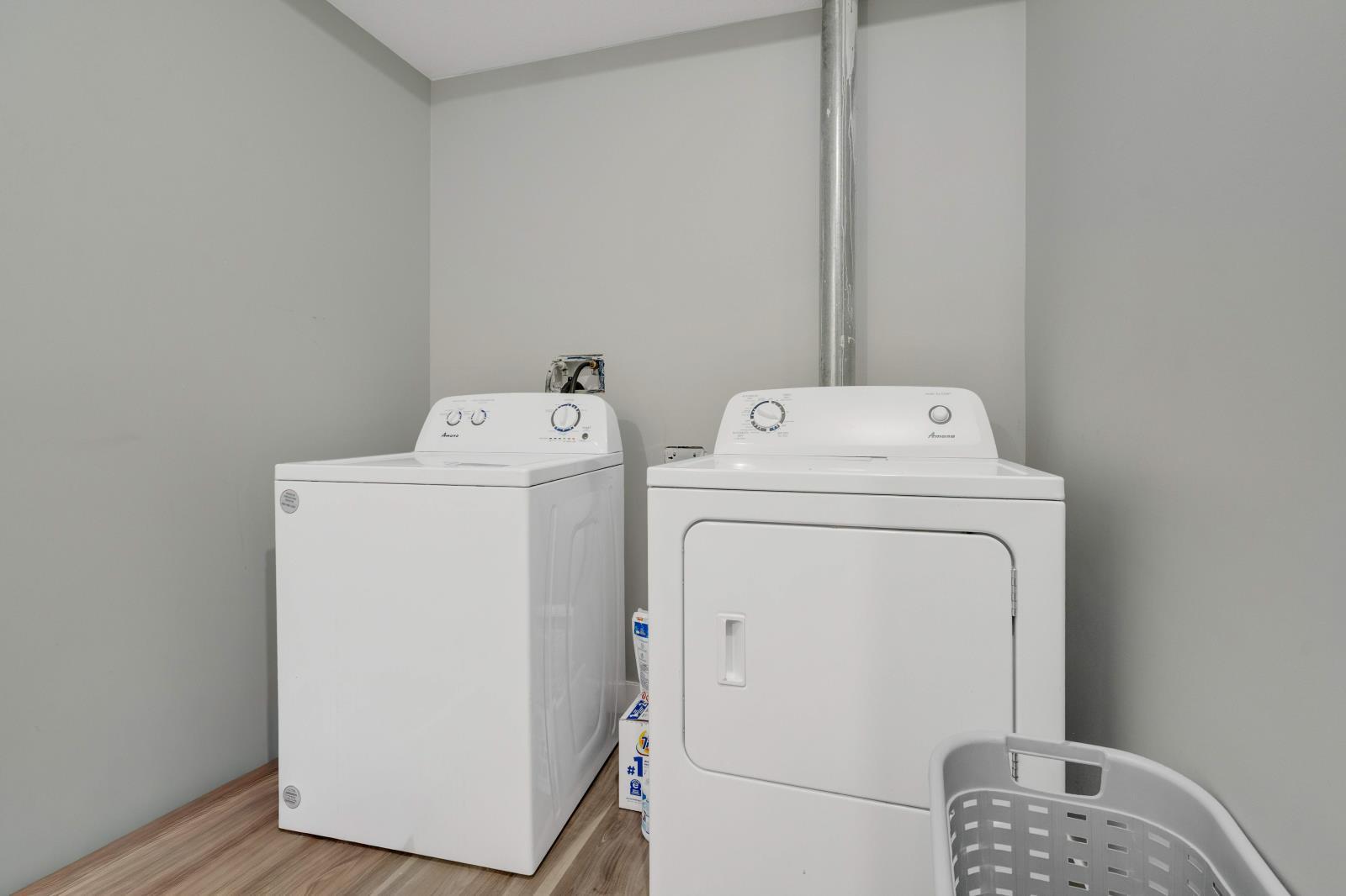 10104 122 Ave Nw, Edmonton, AB - Indoor Photo Showing Laundry Room