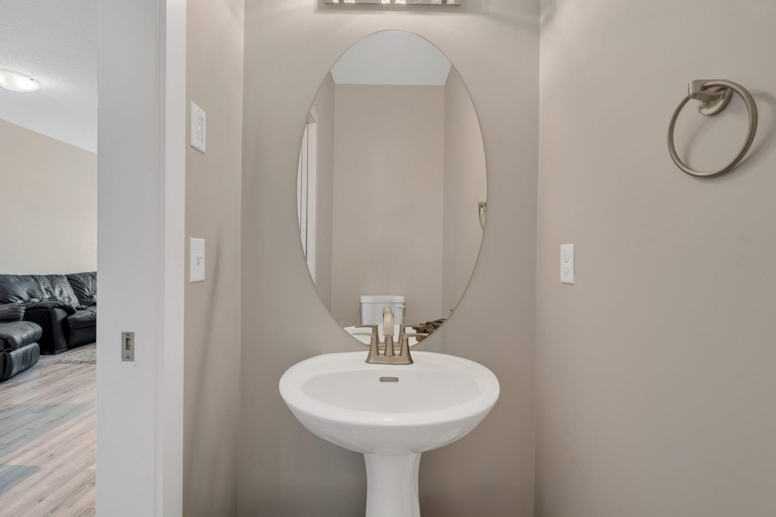 10104 122 Ave Nw, Edmonton, AB - Indoor Photo Showing Bathroom