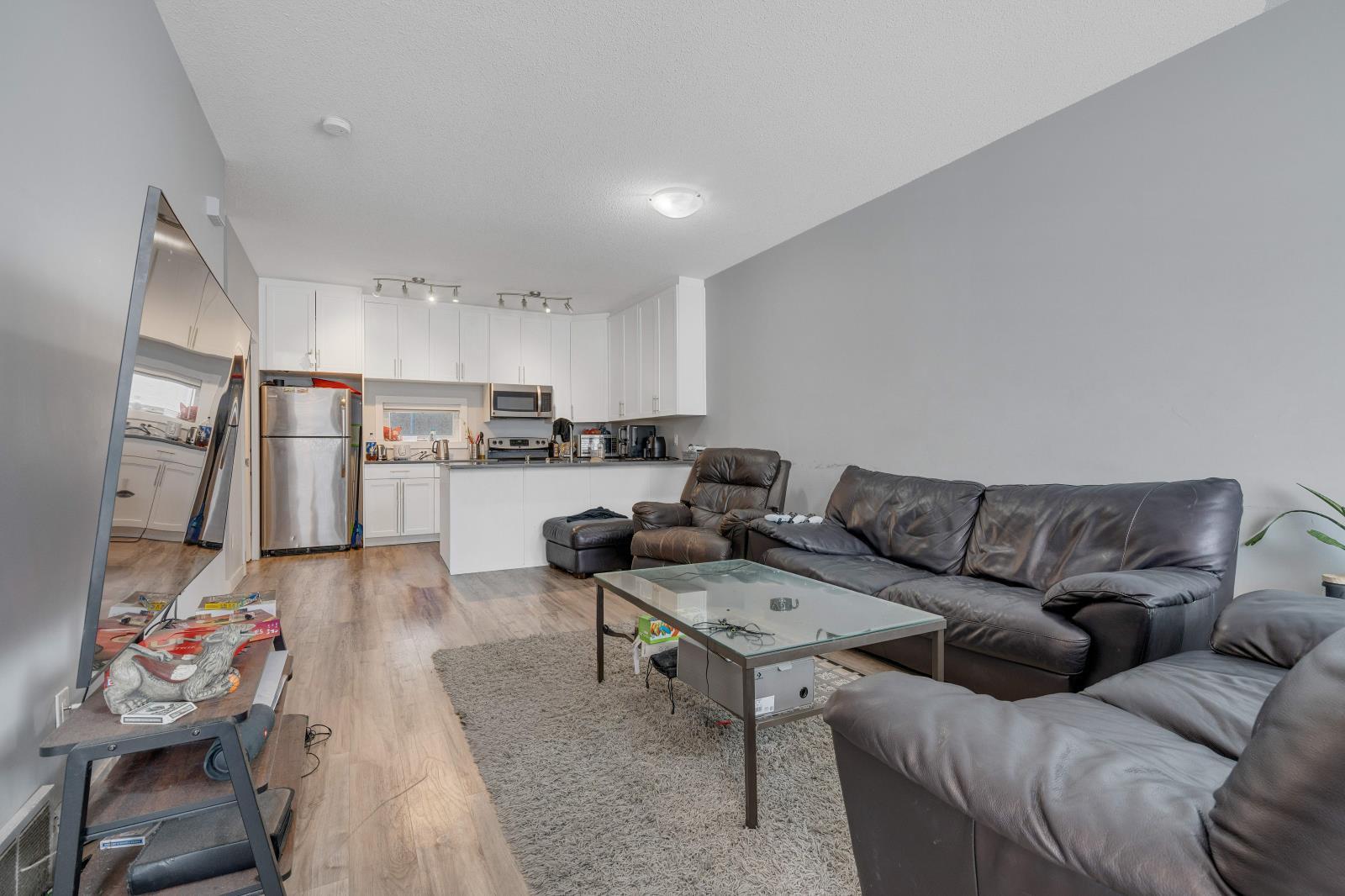 10104 122 Ave Nw, Edmonton, AB - Indoor Photo Showing Living Room
