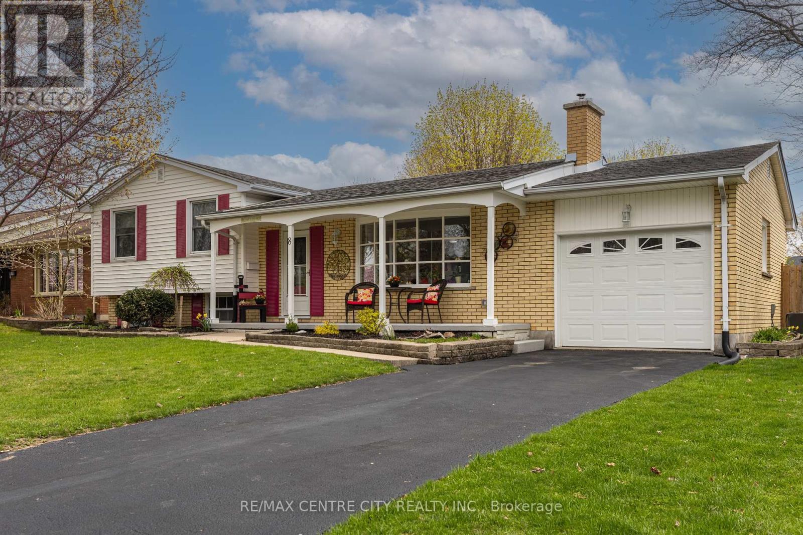 8 Parkview Drive, St. Thomas, ON - Outdoor With Facade