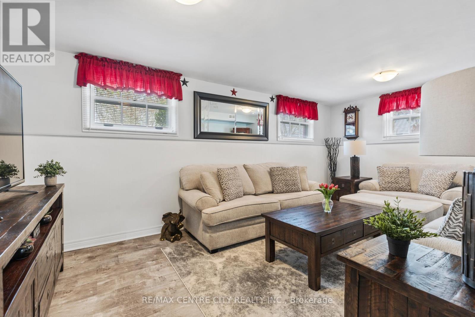 8 Parkview Drive, St. Thomas, ON - Indoor Photo Showing Living Room