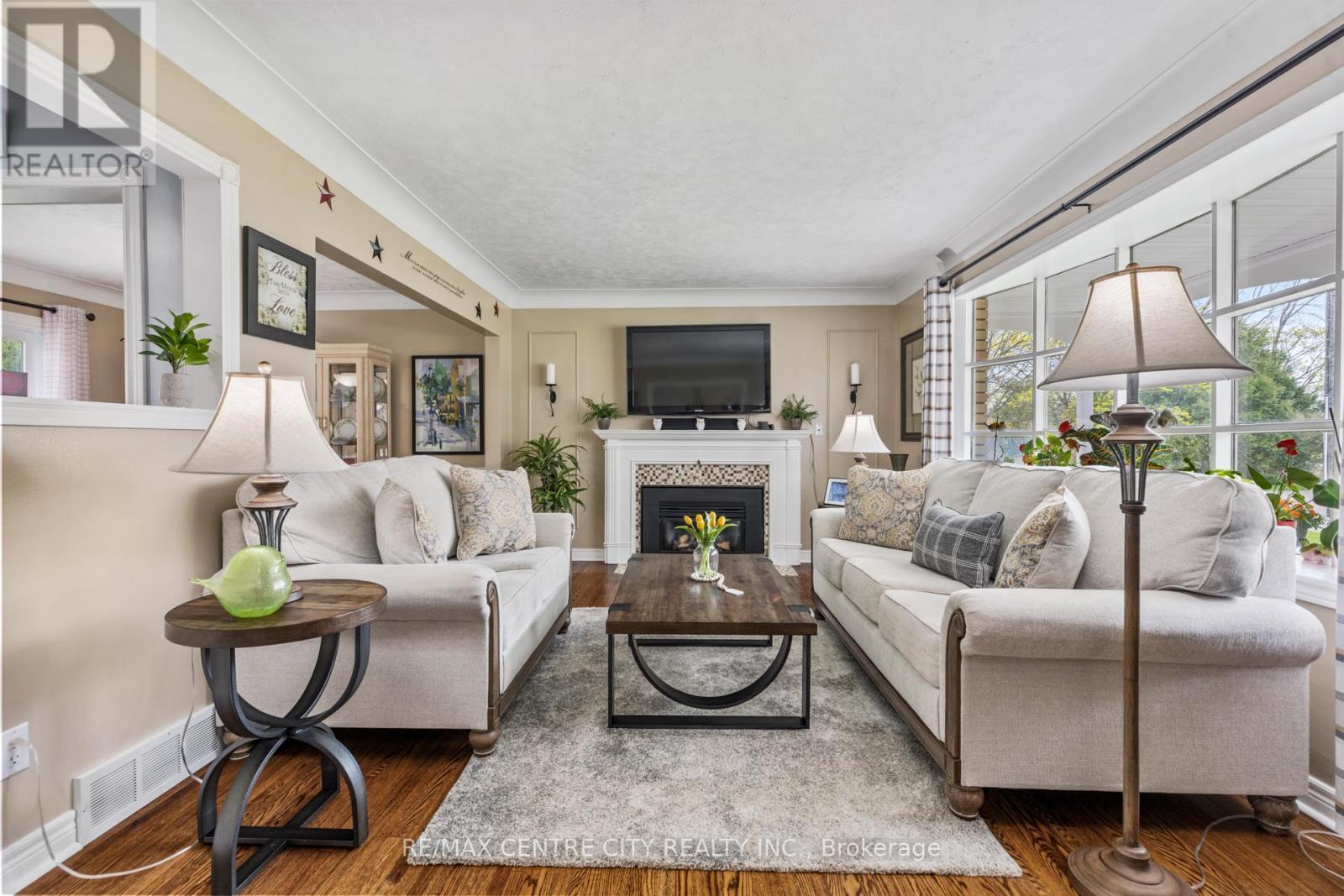 8 Parkview Drive, St. Thomas, ON - Indoor Photo Showing Living Room With Fireplace