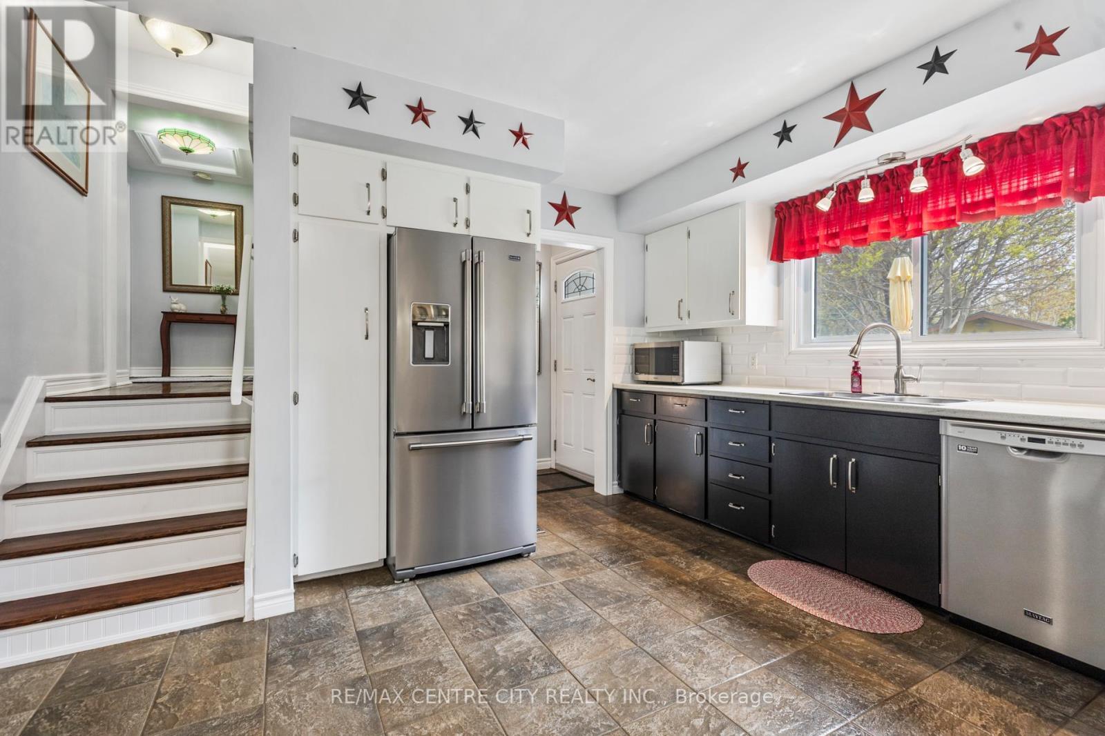 8 Parkview Drive, St. Thomas, ON - Indoor Photo Showing Kitchen