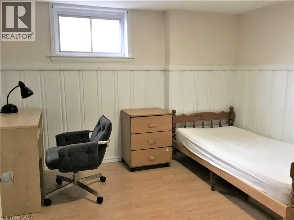 156 Bond Street S, Hamilton, ON - Indoor Photo Showing Bedroom
