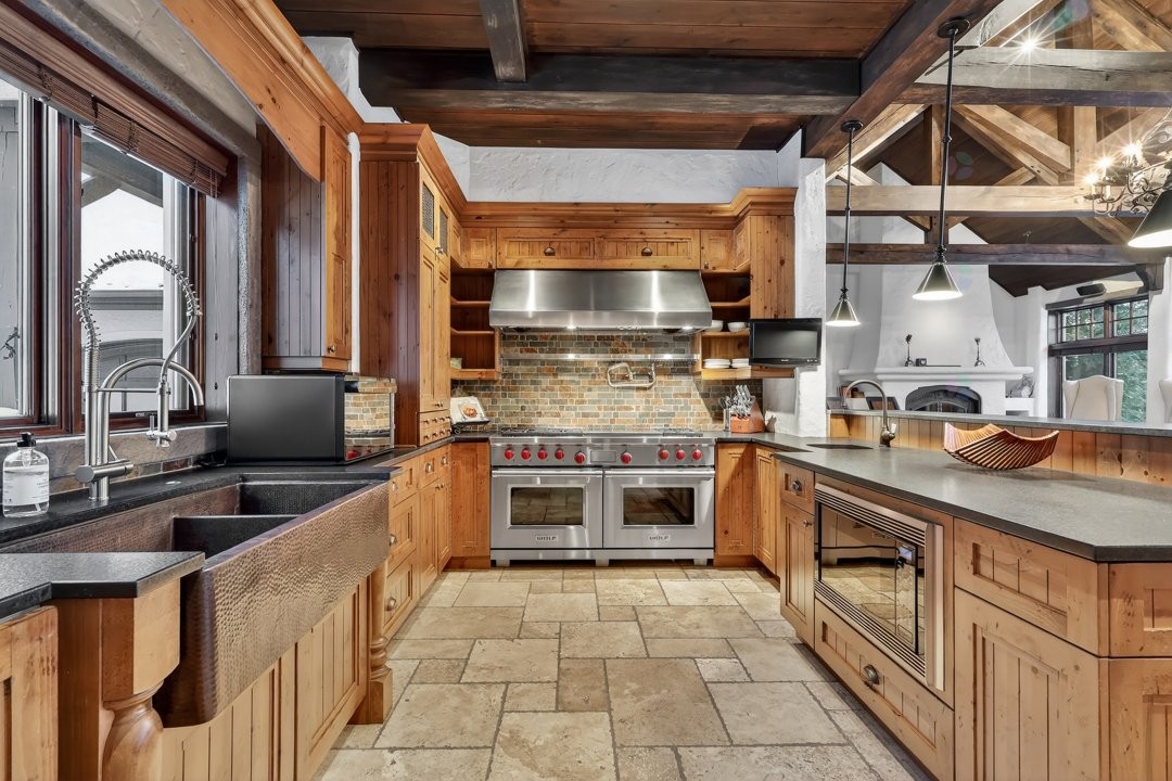 Kitchen - 1015 Ch. Cochrane, Mont-Tremblant, QC - Indoor Photo Showing Kitchen With Double Sink