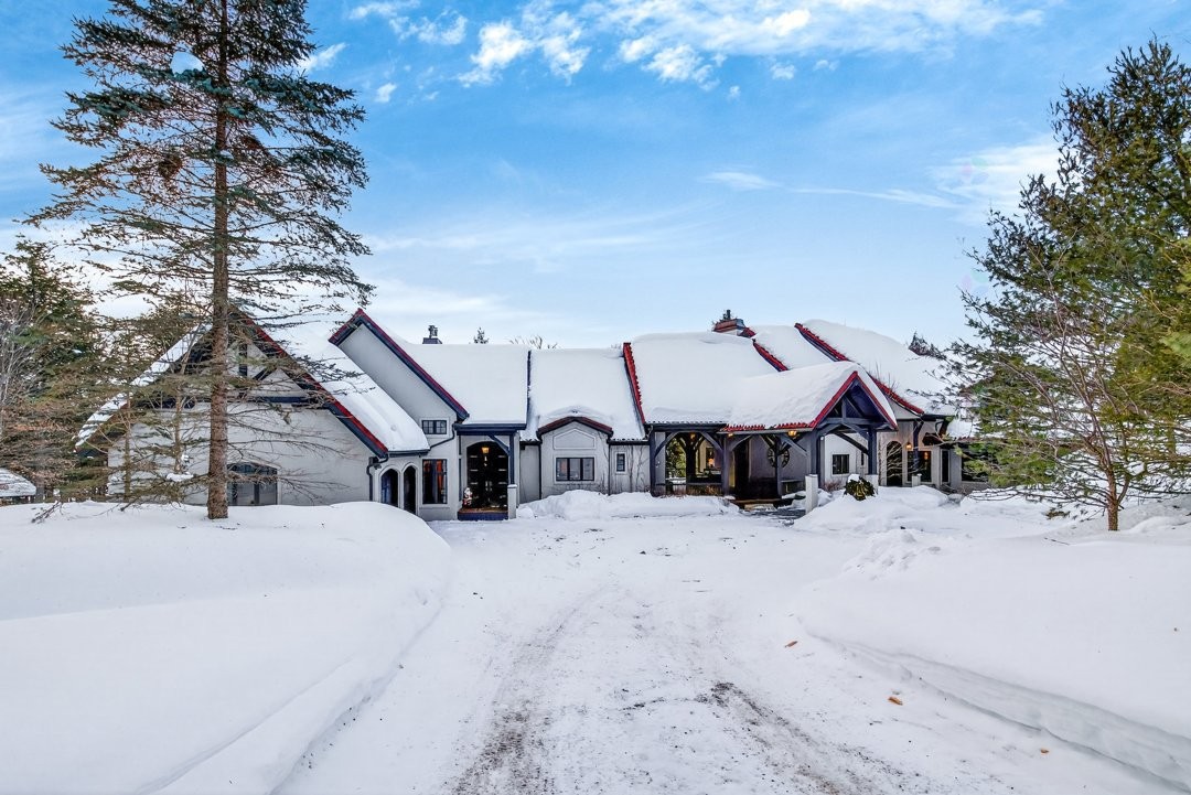 Front of Structure - 1015 Ch. Cochrane, Mont-Tremblant, QC - Outdoor With Facade
